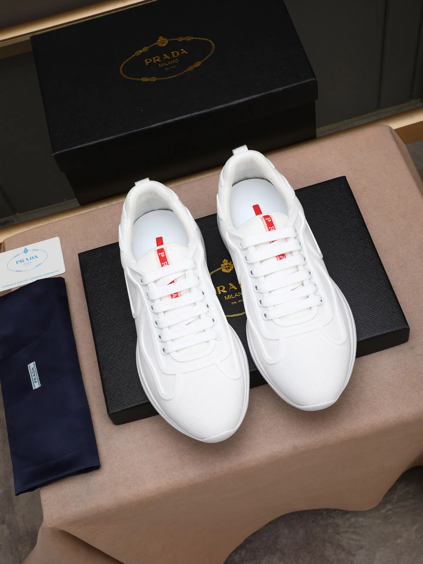 Men's shoes 💰400 PRADA/Prada men's lace-up casual sports shoes, the upper is made of imported rubber and breathable mesh. It is soft, comfortable and breathable. The tongue is decorated with the PRADA brand letter logo. The thick rubber sole echoes the red label tongue. The style is fashionable and elegant. The details are carefully crafted. A casual sports shoe with a super western style and excellent breathability!  Size: 38-44 (45 46 customized)